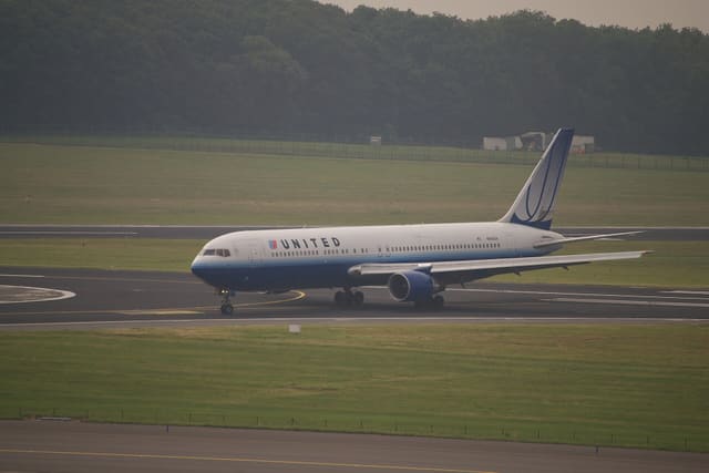 N658UA - Twin-engine aircraft