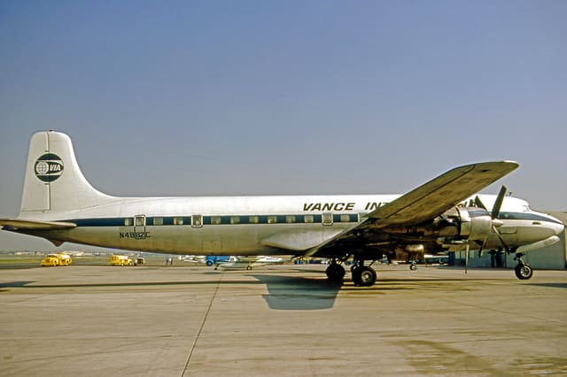 N4882C - Twin-engine aircraft