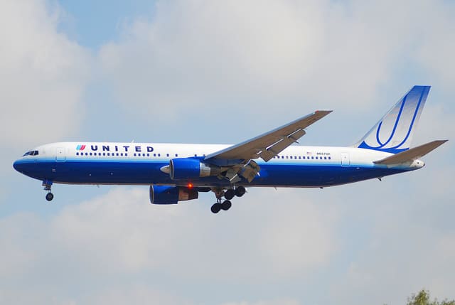 N657UA - Twin-engine aircraft