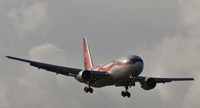 N881YV - Twin-engine aircraft