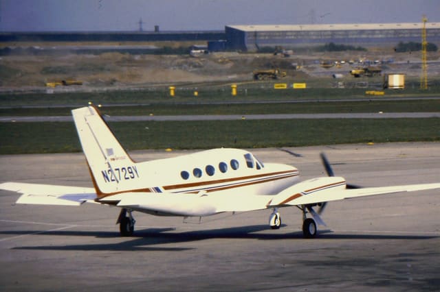 N2729Y - Twin-engine aircraft