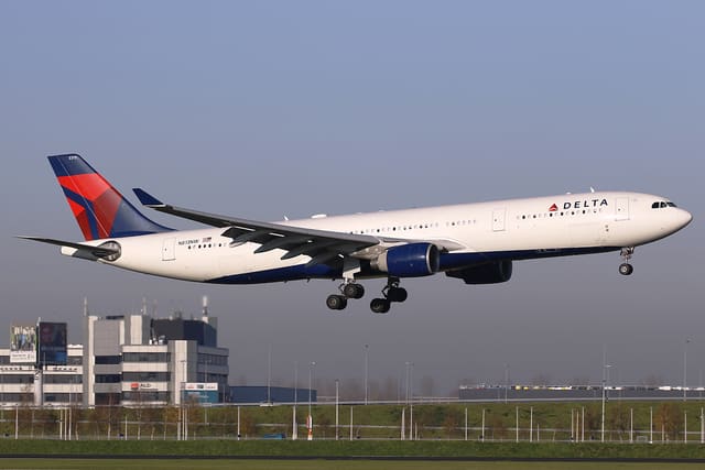 N813NW - Twin-engine aircraft