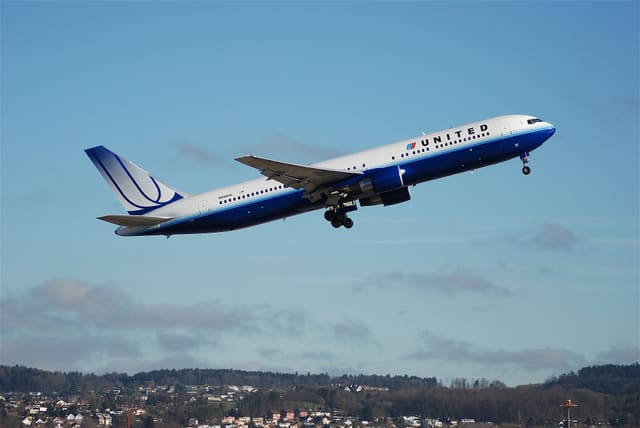 N648UA - Twin-engine aircraft
