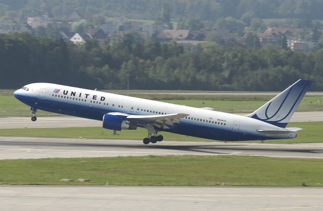 N654UA - Twin-engine aircraft