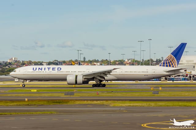 N2747U - Twin-engine aircraft