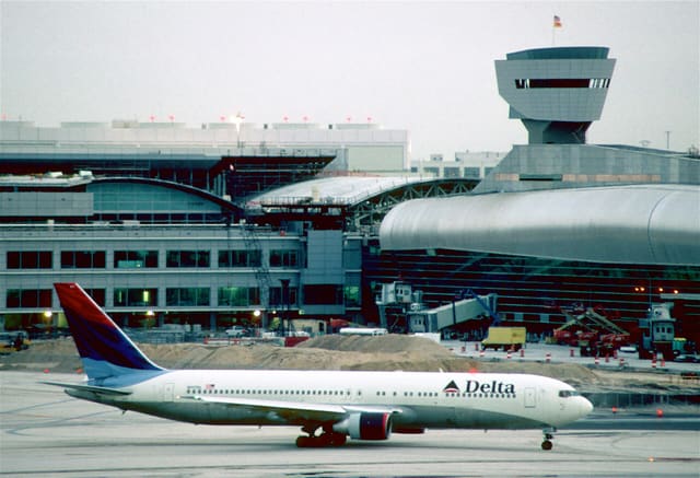 N117DL - Twin-engine aircraft