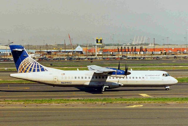 N69902 - Twin-engine aircraft