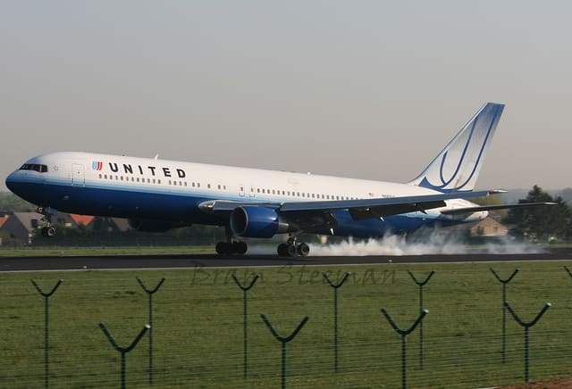 N661UA - Twin-engine aircraft