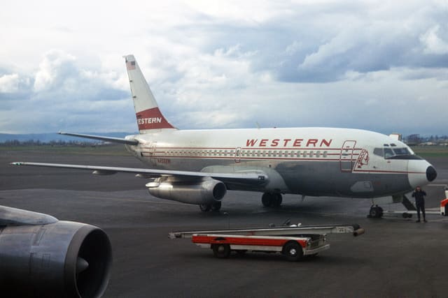 N4522W - Twin-engine aircraft