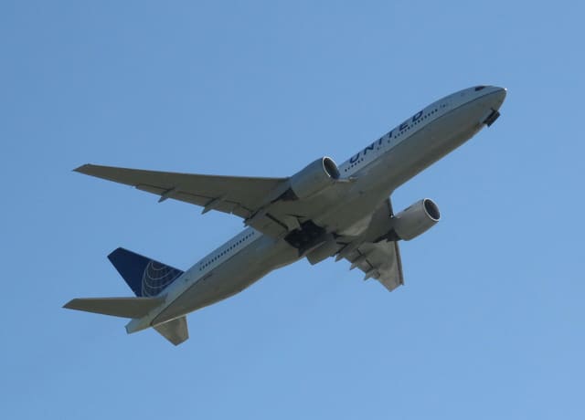 N784UA - Twin-engine aircraft