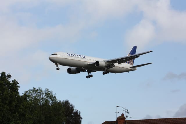 N659UA - Twin-engine aircraft