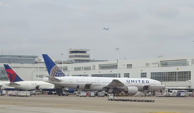 N796UA - Twin-engine aircraft