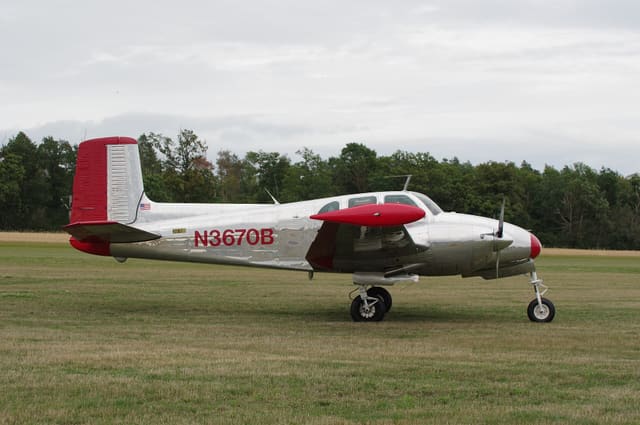N3670B - Twin-engine aircraft