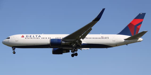 N1604R - Twin-engine aircraft