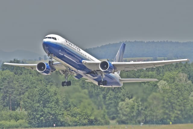 N649UA - Twin-engine aircraft