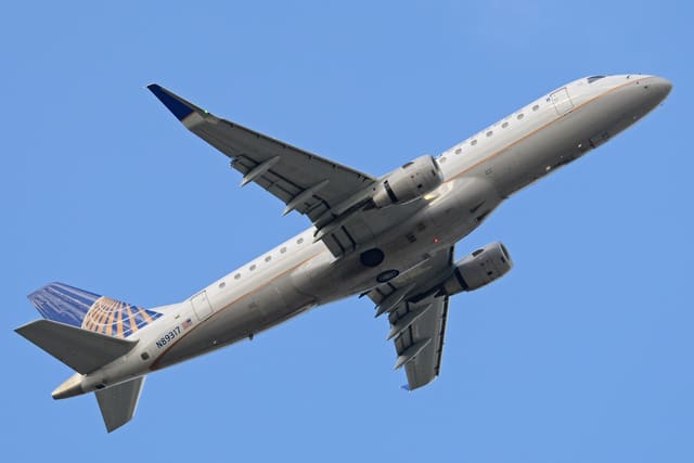 N89317 - Twin-engine aircraft