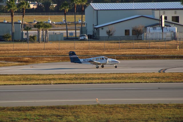 N21228 - Twin-engine aircraft