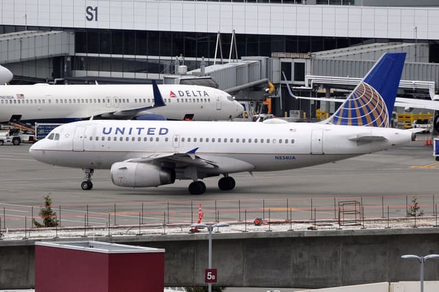 N834UA - Twin-engine aircraft