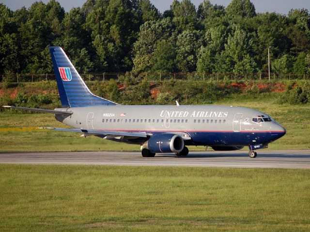 N902UA - Twin-engine aircraft