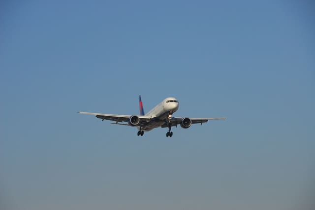 N652DL - Twin-engine aircraft