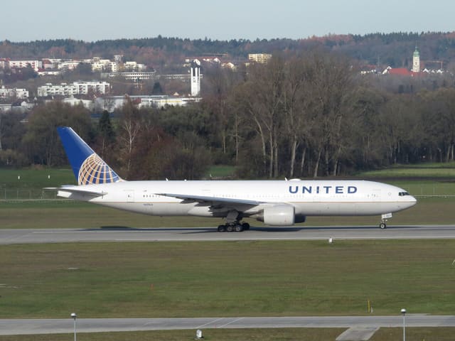 N221UA - Twin-engine aircraft