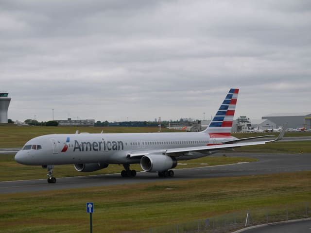 N176AA - Twin-engine aircraft