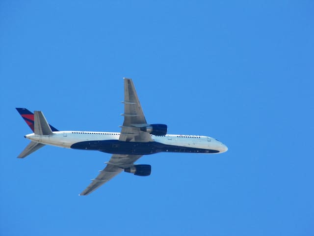 N642DL - Twin-engine aircraft