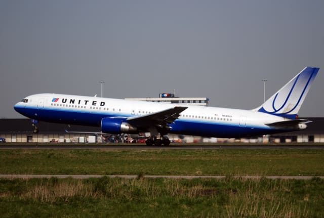 N649UA - Twin-engine aircraft