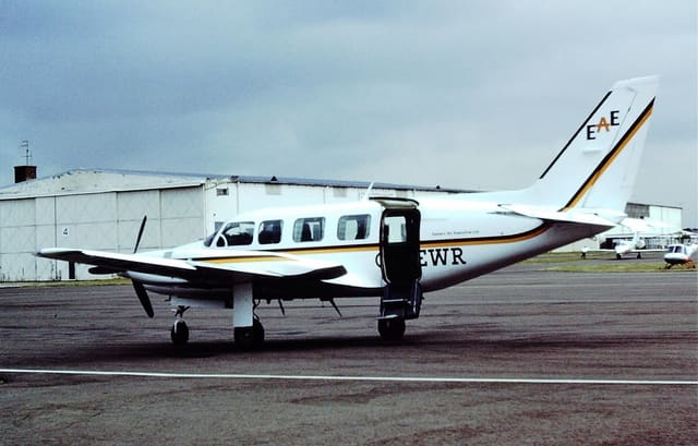 G-NEWR - Twin-engine aircraft