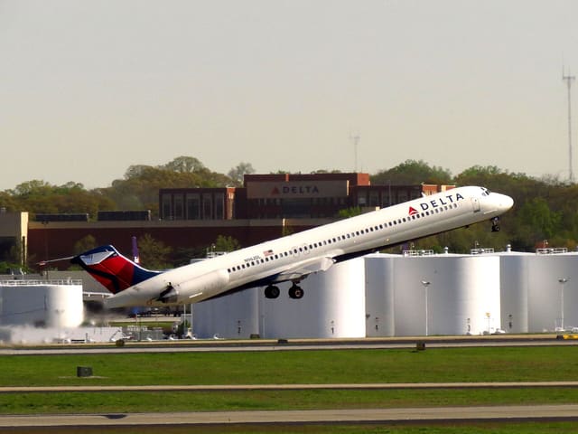N962DL - Twin-engine aircraft