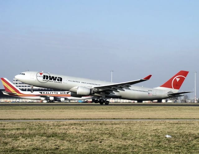N808NW - Twin-engine aircraft
