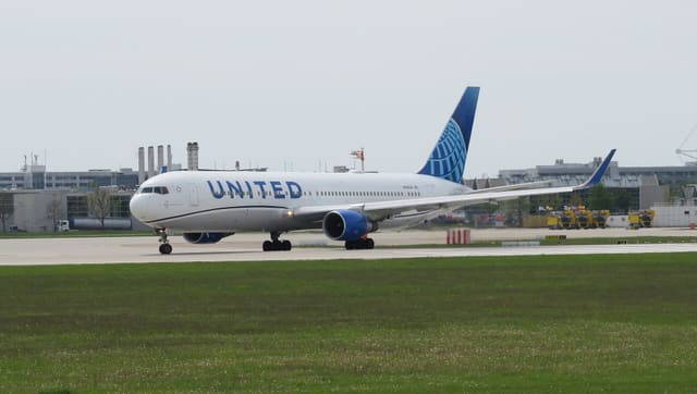 N649UA - Twin-engine aircraft