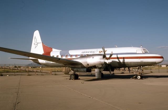 N5822 - Twin-engine aircraft