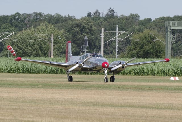 N3670B - Twin-engine aircraft