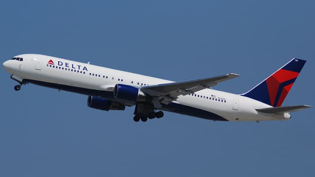 N130DL - Twin-engine aircraft