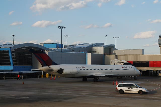 N775NC - Twin-engine aircraft
