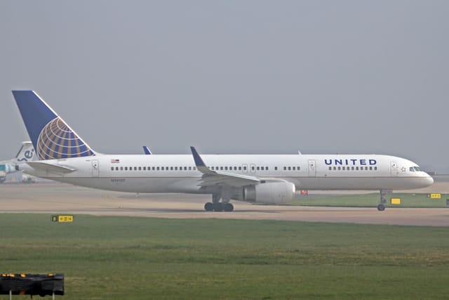 N34137 - Twin-engine aircraft