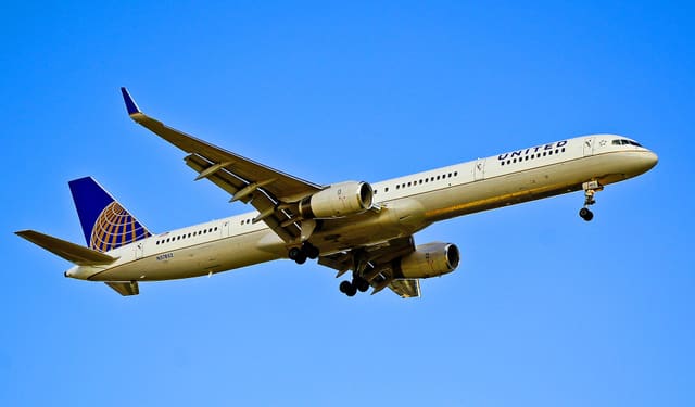 N57852 - Twin-engine aircraft