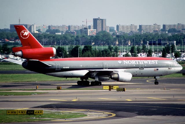 N241NW - Douglas