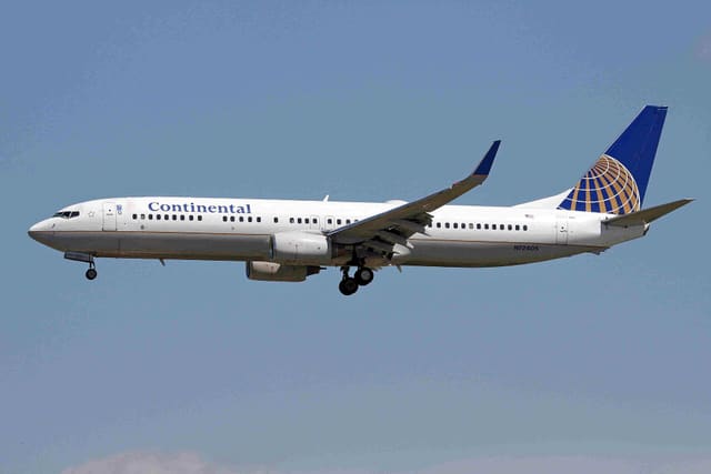 N72405 - Twin-engine aircraft