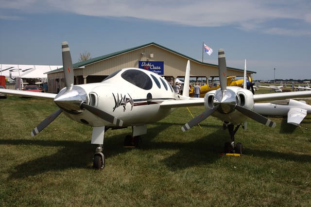 N24BT - Twin-engine aircraft