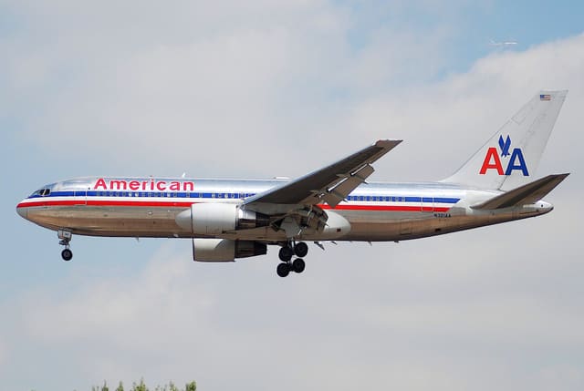 N321AA - Twin-engine aircraft