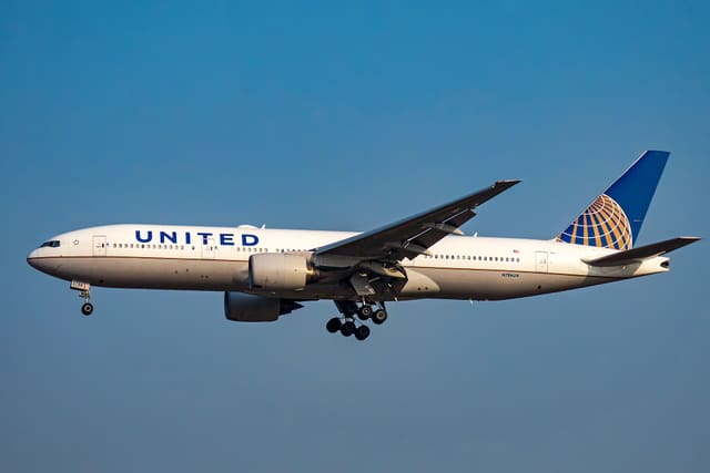 N786UA - Twin-engine aircraft