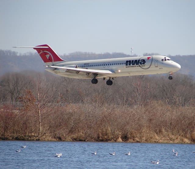 N9343 - Twin-engine aircraft