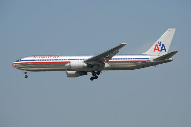 N352AA - Twin-engine aircraft