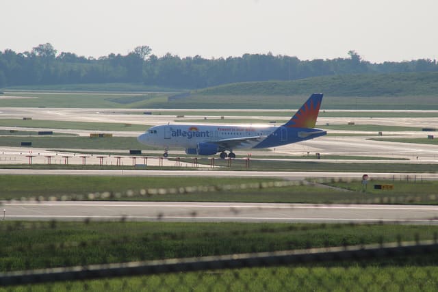 N325NV - Twin-engine aircraft