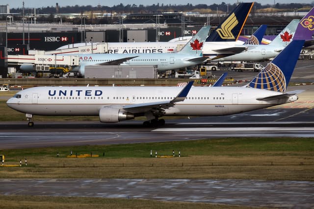 N670UA - Twin-engine aircraft