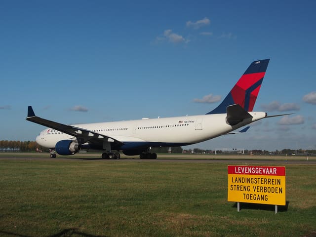 N817NW - Twin-engine aircraft