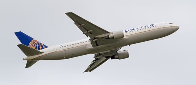 N663UA - Twin-engine aircraft