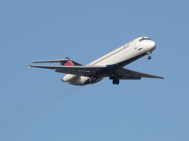 N677MC - Douglas